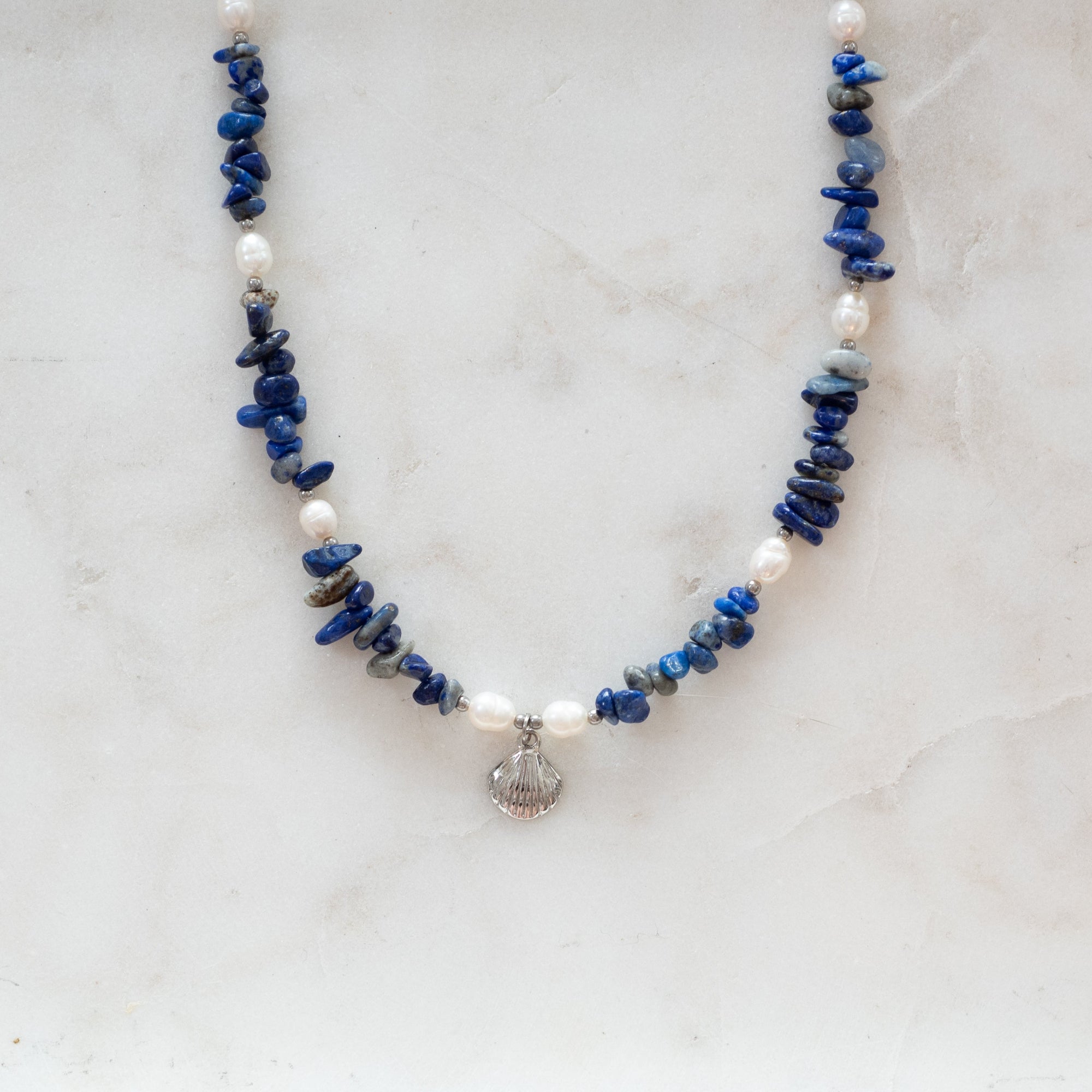 COLLIER AVA