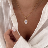 COLLIER AVA