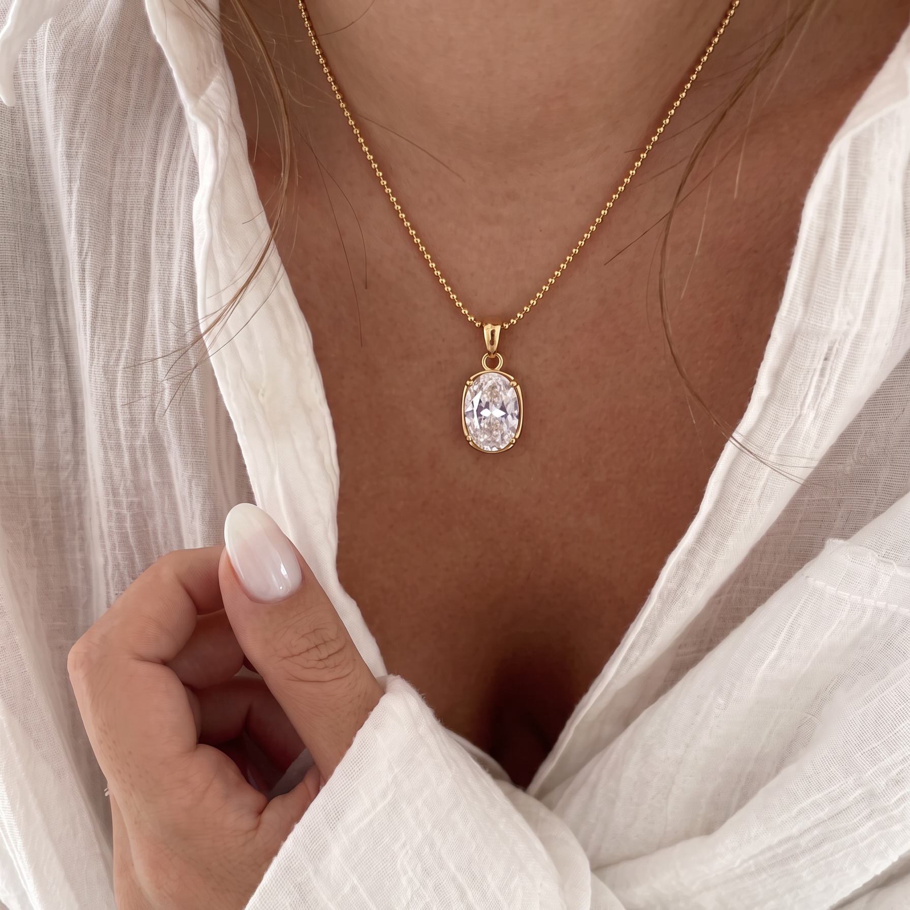 COLLIER AVA